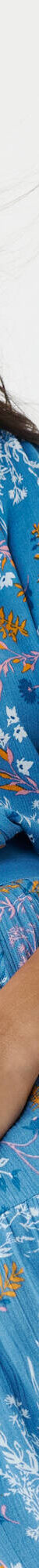 Bloes met knoopsluiting en bloemenprint, crepon (blauw) Bloes met knoopsluiting en bloemenprint, crepon (blauw)